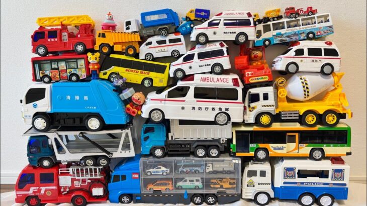 はたらくくるまのおもちゃがいっぱい出てくるよ。救急車や消防車達が坂道で緊急走行するよ♪