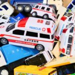 ごみ収集車と救急車とバスのミニカーが急な坂道を走る走る ☆ 緊急走行テスト！