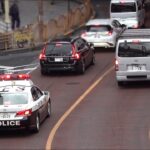 【穴があったら入りたいw】こんなに初歩的な交通ルールすら守れないハイエースがパトカーに捕まる瞬間！最後はパトカーの前にウインカーも付けずに反抗的な車線変更！（笑）