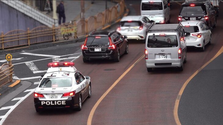 【穴があったら入りたいw】こんなに初歩的な交通ルールすら守れないハイエースがパトカーに捕まる瞬間！最後はパトカーの前にウインカーも付けずに反抗的な車線変更！（笑）
