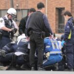 グッタリした男性が抱えられて警察車両へ！白バイ2台が見ているのにイエローカットしたレンタカーの末路！犯罪現場へ向かう白バイ隊員！