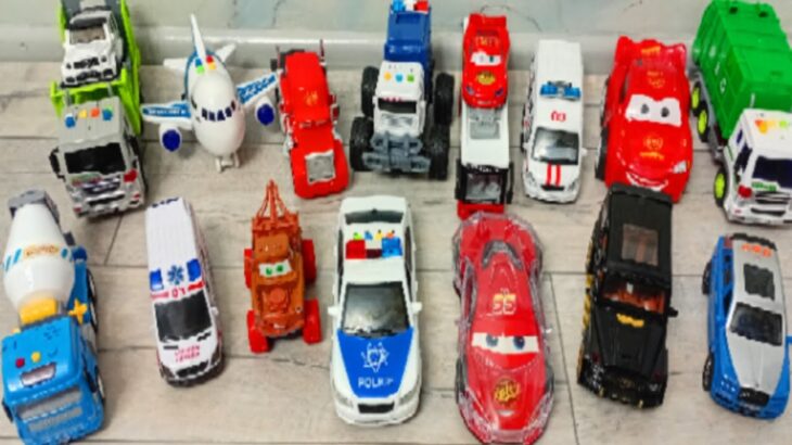 救急車のミニカーが走る。坂道走行テストしておかたづけボックスへみんなおかたづけです 7:23