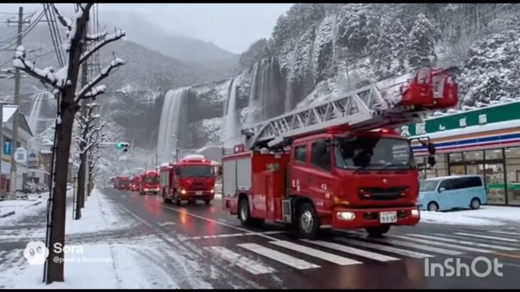 【AI生成】消防車がいっぱい出動です　“Many fire trucks are responding to the scene.”
