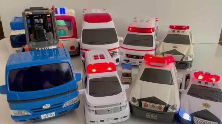 救急車とパトカーが坂道を緊急走行青いトラックも登場ミニカー レビューAmbulance Police Car Emergency Run Down the Hill Blue TruckJoins