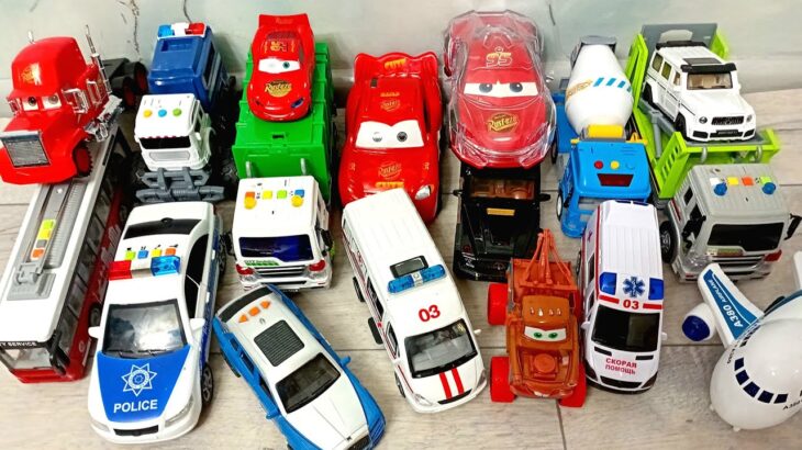 いっぱい走る! 楽しいおもちゃと救急車のミニカーで坂道走行! Lots of action! Fun toys and mini ambulance cars race down the slope8