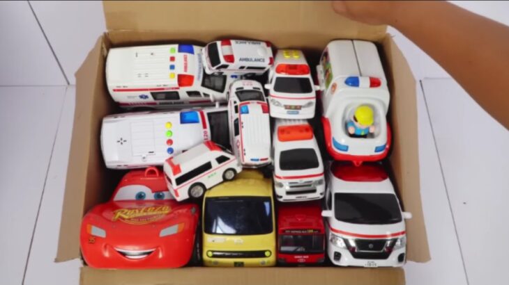 救急車のミニカーが走る! 緊急車両 坂道 サイレン音☆Miniature ambulance car running! Emergency vehicle hill siren sound