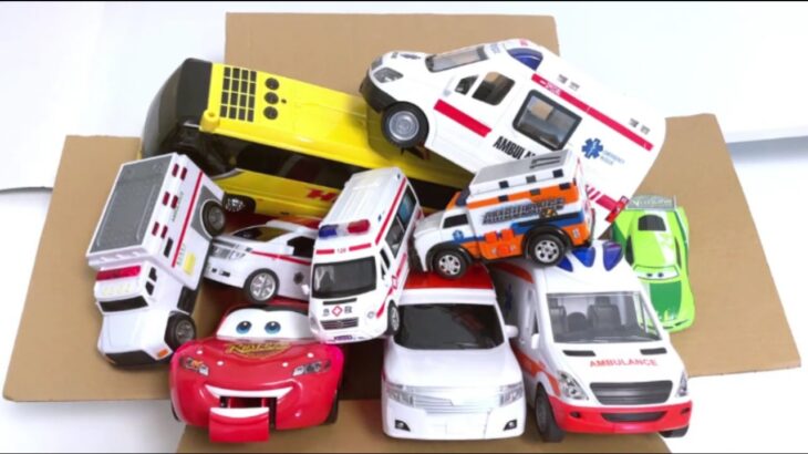 救急車のミニカーが走る! 緊急車両 坂道 サイレン音☆Miniature ambulance car running! Emergency vehicle hill siren sound