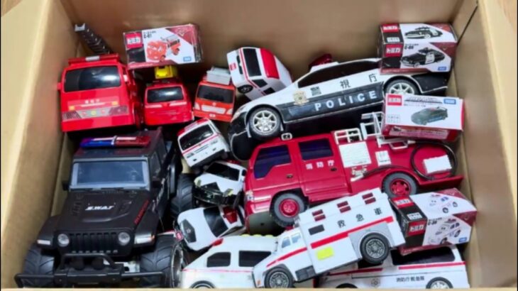 救急車のミニカーが走る! 緊急車両 坂道 サイレン音☆Miniature ambulance car running! Emergency vehicle hill siren sound