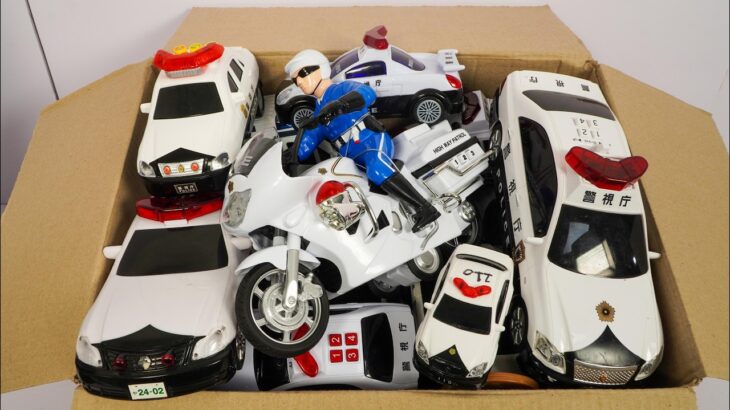 パトカーのミニカーが箱に並びました！１台ずつチェック、坂道走る。緊急走行テスト はたらくくるま