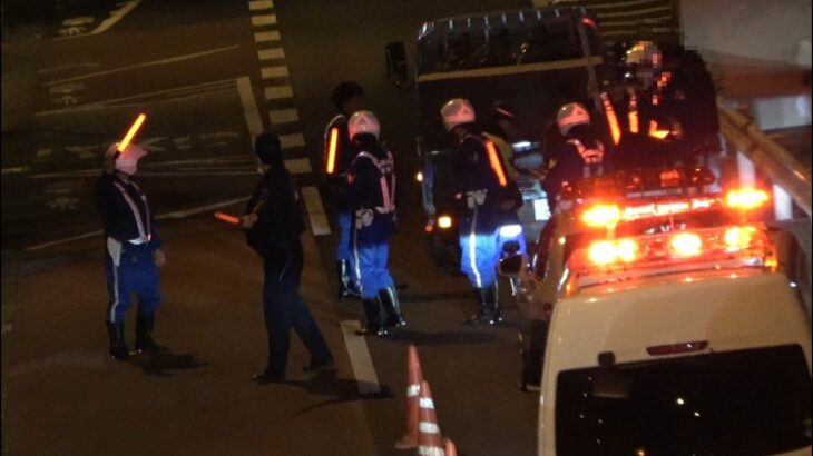 【逃走する軽トラに覆面カムリが怒りの緊急走行!】飲酒検問中の交機の目の前で自転車がトラックに突っ込む追突事故が発生！ベンツが停止命令を無視した瞬間、交パが即座に追跡した取締りと事故処理の全記録！