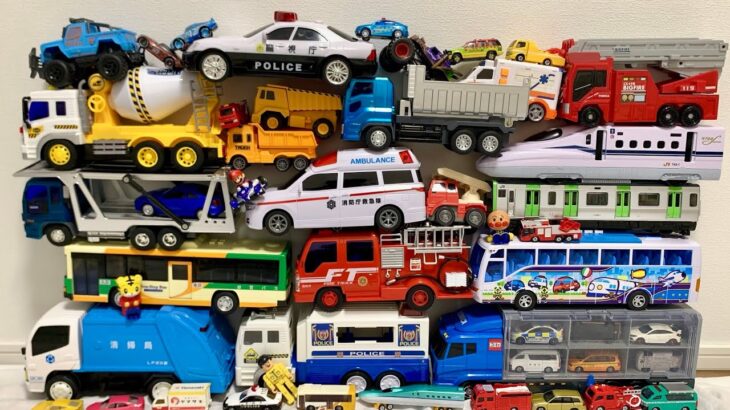 はたらくくるまのおもちゃがいっぱい出てくるよ。救急車や消防車達がサイレンを鳴らして緊急走行するよ♪