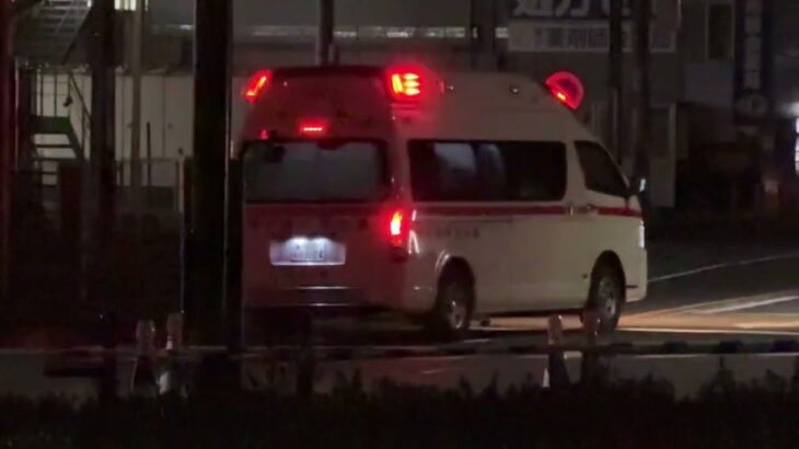 救急、救急、救急、救急車が右に曲がります