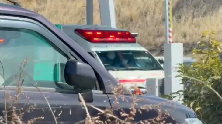 救急車が緊急走行で高速出口の一般レーンに来るとどうなるのか❓　#救急車 #緊急走行