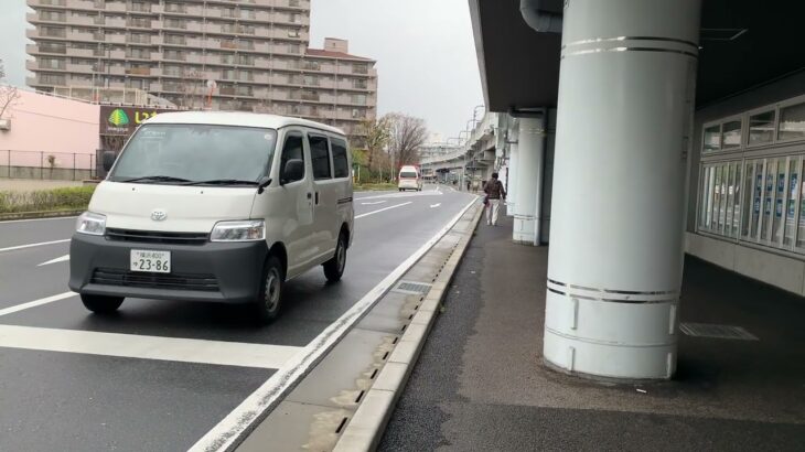 【緊急走行】マイクパフォーマンスで、交差点に進入する横浜市消防局（保土ヶ谷第一救急隊）