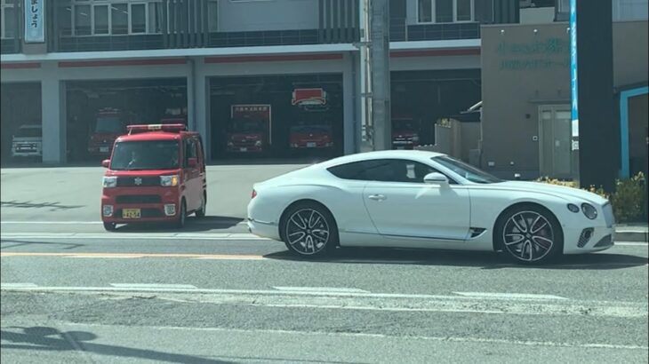 🚨署を出発するかわいい消防車両🚨通り過ぎるベントレーも🇬🇧 #消防車 #消防車両 #ベントレー