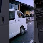 救急車が緊急走行時に、どさくさに紛れて胃液を吐くハイエース二日酔いジジィ