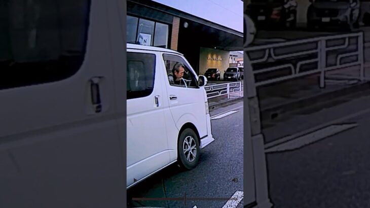 救急車が緊急走行時に、どさくさに紛れて胃液を吐くハイエース二日酔いジジィ