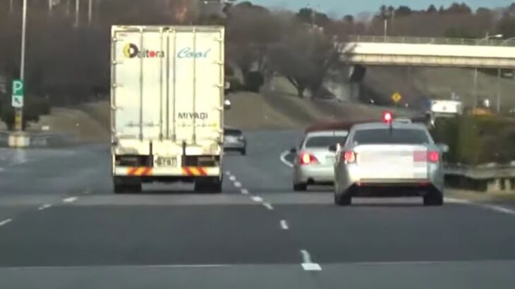 取締り　覆面パトカー