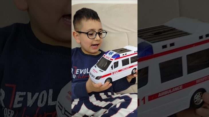 救急車のミニカー走る☆緊急走行テスト☆坂道走る | Ambulance miniature car runs! Emergensy driving test