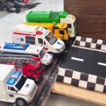 救急車のミニカーが走ります。サイレンありで坂道走行☆緊急走行｜Ambulance minicar runs in an emergency with sirens!