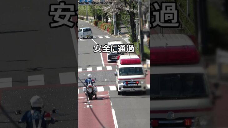 転回した白バイの目の前に緊急走行の救急車!!Please yield the right of way to emergency vehicles immediately