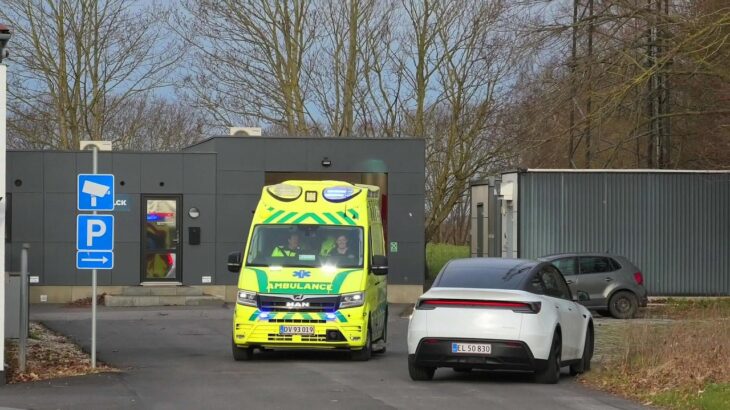 falck JYLLINGE (AMBULANCE 3780) i udrykning rettungswagen auf Einsatzfahrt 緊急走行 救急車