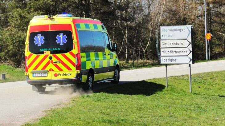 premedic TOMELILLA AMBULANS 9340 i utryckning rettungswagen auf Einsatzfahrt 緊急走行 救急車