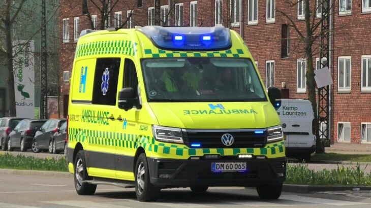 region hovedstaden AMBULANCE (A85) i udrykning rettungswagen auf Einsatzfahrt 緊急走行 救急車