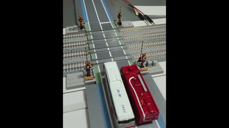 踏切を１番目に渡る！消防車緊急走行 鉄道模型で #shorts