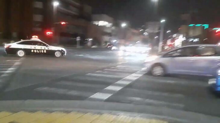 沖縄県警パトカー緊急走行　胡屋十字路から高原向け緊急走行
