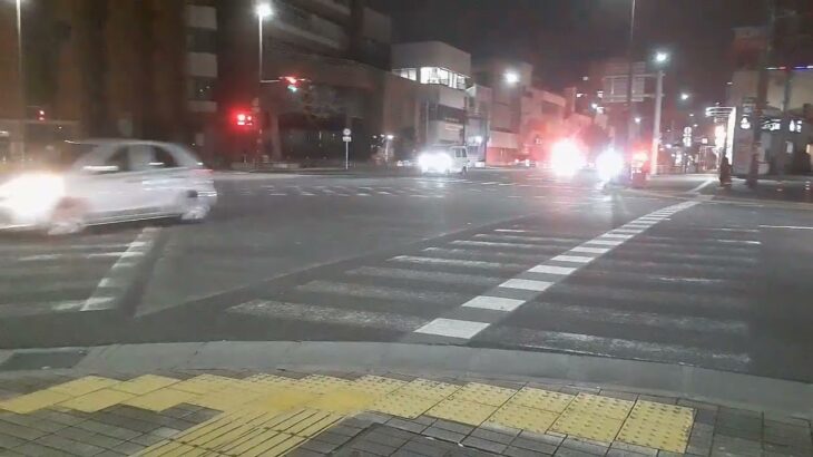 沖縄市胡屋十字路　救急車とパトカー緊急走行