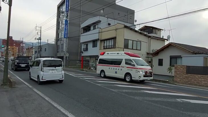 救急車　緊急走行　市民会館前