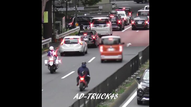 黄色線を踏んだ瞬間、白バイの赤灯が点灯し緊急走行開始！検挙される軽自動車