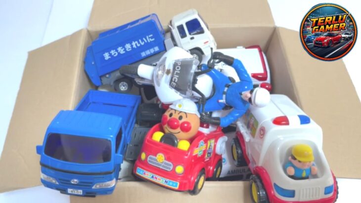 救急車ミニカー大爆走！🚑 サイレン鳴らして坂道ダッシュ！緊急車両キッズおもちゃ動画