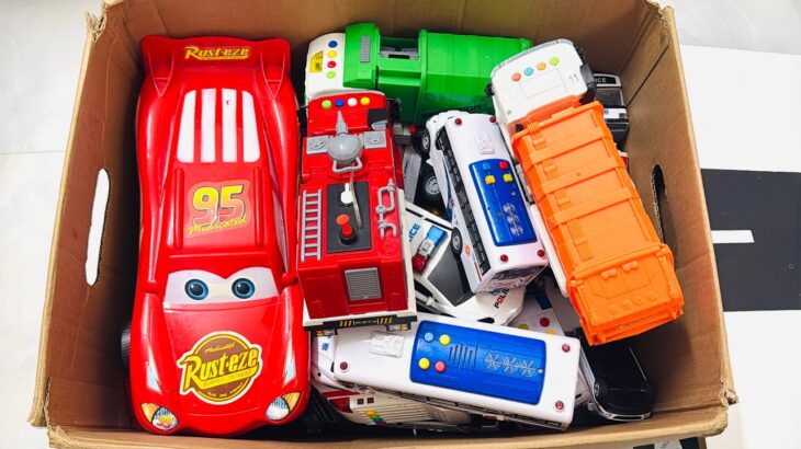 救急車のミニカーが走る！緊急車両 坂道走行 サイレンサウンド☆