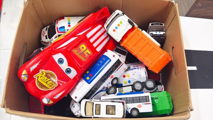 救急車のミニカーが走る！緊急車両 坂道走行 サイレンサウンド☆