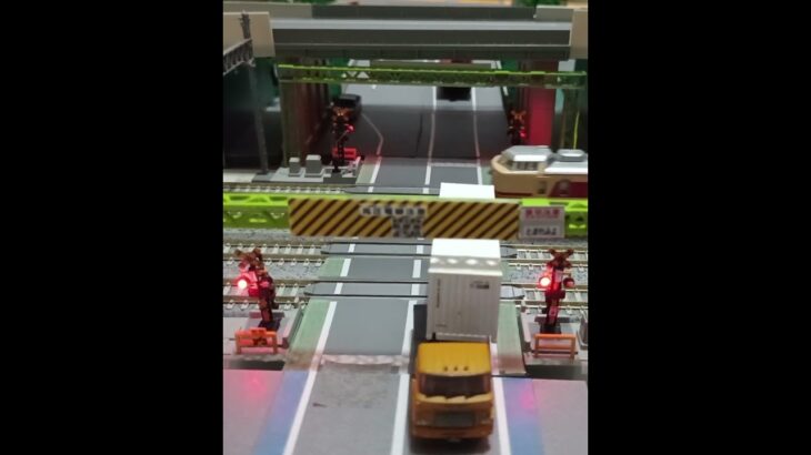 緊張の緊急走行！消防車 開いた瞬間 トレーラー慌てるナ 開かずの踏切