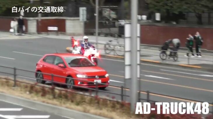 さすが先輩！指導白バイ隊員の動きが早い！左折レーンから直進するタクシーを緊急走行で追い検挙