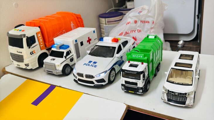 救急車のミニカーが走る！緊急車両 坂道走行 サイレンサウンド☆