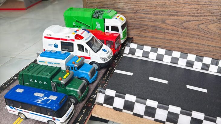 救急車のミニカーが走る！緊急車両 坂道走行 サイレンサウンド☆