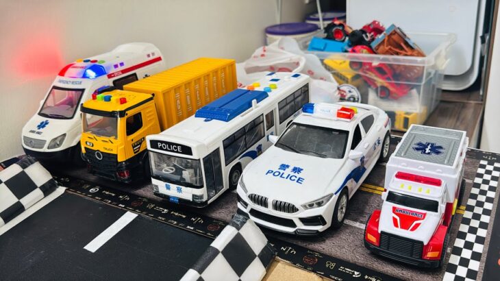 救急車のミニカーが走る！緊急車両 坂道走行 サイレンサウンド☆