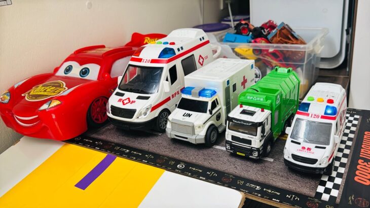 救急車のミニカーが走る！緊急車両 坂道走行 サイレンサウンド☆