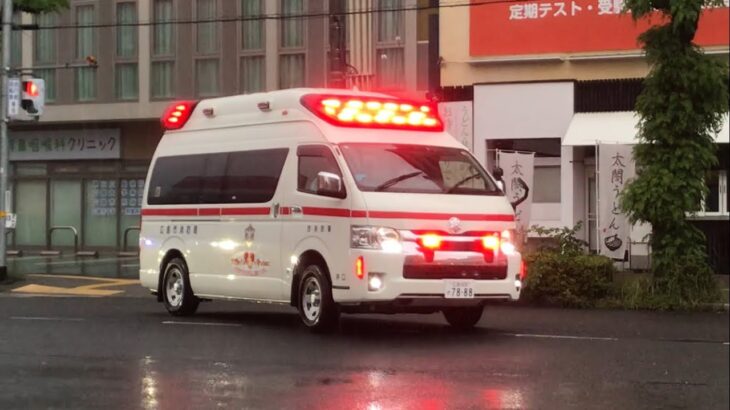 【緊急走行】大雨の中、県立広島病院に到着する救急車。広島市消防局　井口救急1