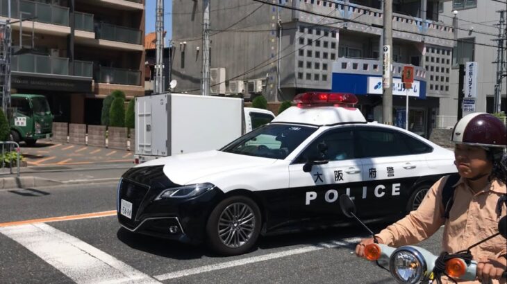 【緊急走行】交差点を左折！大阪府警　220系パトカー