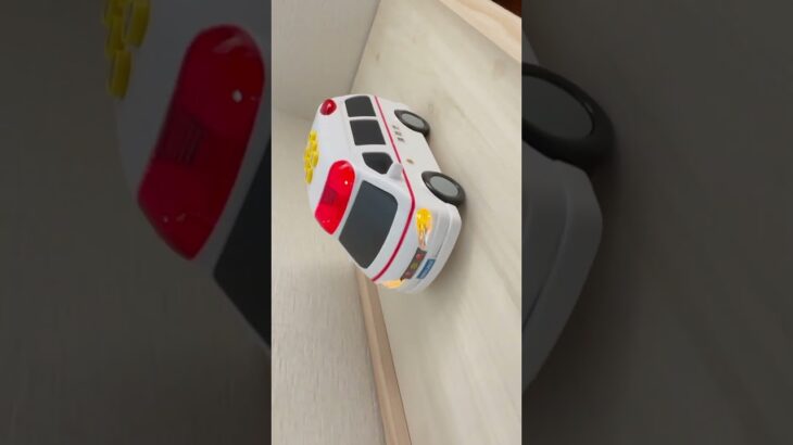 救急車のミニカー走る!緊急走行テスト!坂道走行ですAmbulance minicar runs in an emergency with sirens sounding! /shorts  #ミニカー