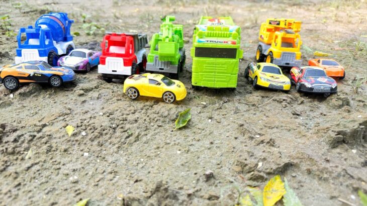 たくさんの救急車ミニカーが緊急走行！サイレンTOMany miniature ambulances 🚑 make emergency runs! Siren sound*
