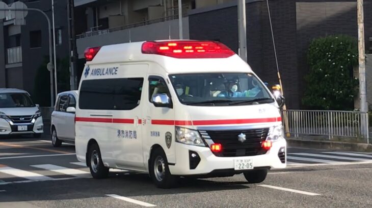 【緊急走行】交差点を直進する救急車。堺市消防局　西救急隊