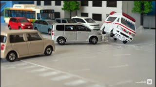 【トミカコマ撮り】緊急走行中の救急車とミニバンの事故を歩行者が目撃！