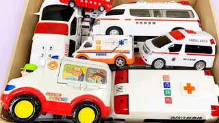 箱に並べられた『救急車』のミニカーで緊急走行テストをしました。色んな車たちの走りをお楽しみください！