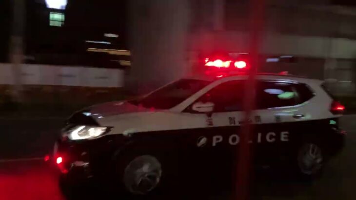 緊急走行する滋賀県警のパトカー